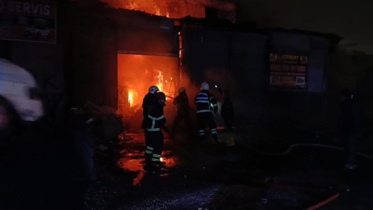 Şanlıurfa da hurdacı d&uuml;kkanında korkutan yangın 1