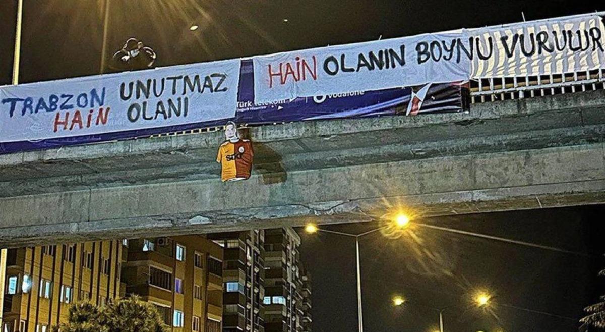 Galatasaray ma&ccedil;ı &ouml;ncesi şehir karıştı! K&ouml;pr&uuml;ye asılan pankart olay oldu: Uğurcan &Ccedil;akır... 3
