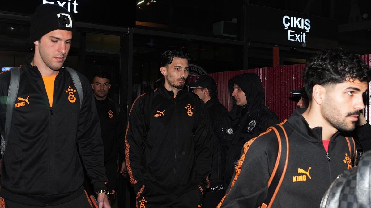 Galatasaray ma&ccedil;ı &ouml;ncesi şehir karıştı! K&ouml;pr&uuml;ye asılan pankart olay oldu: Uğurcan &Ccedil;akır... 1