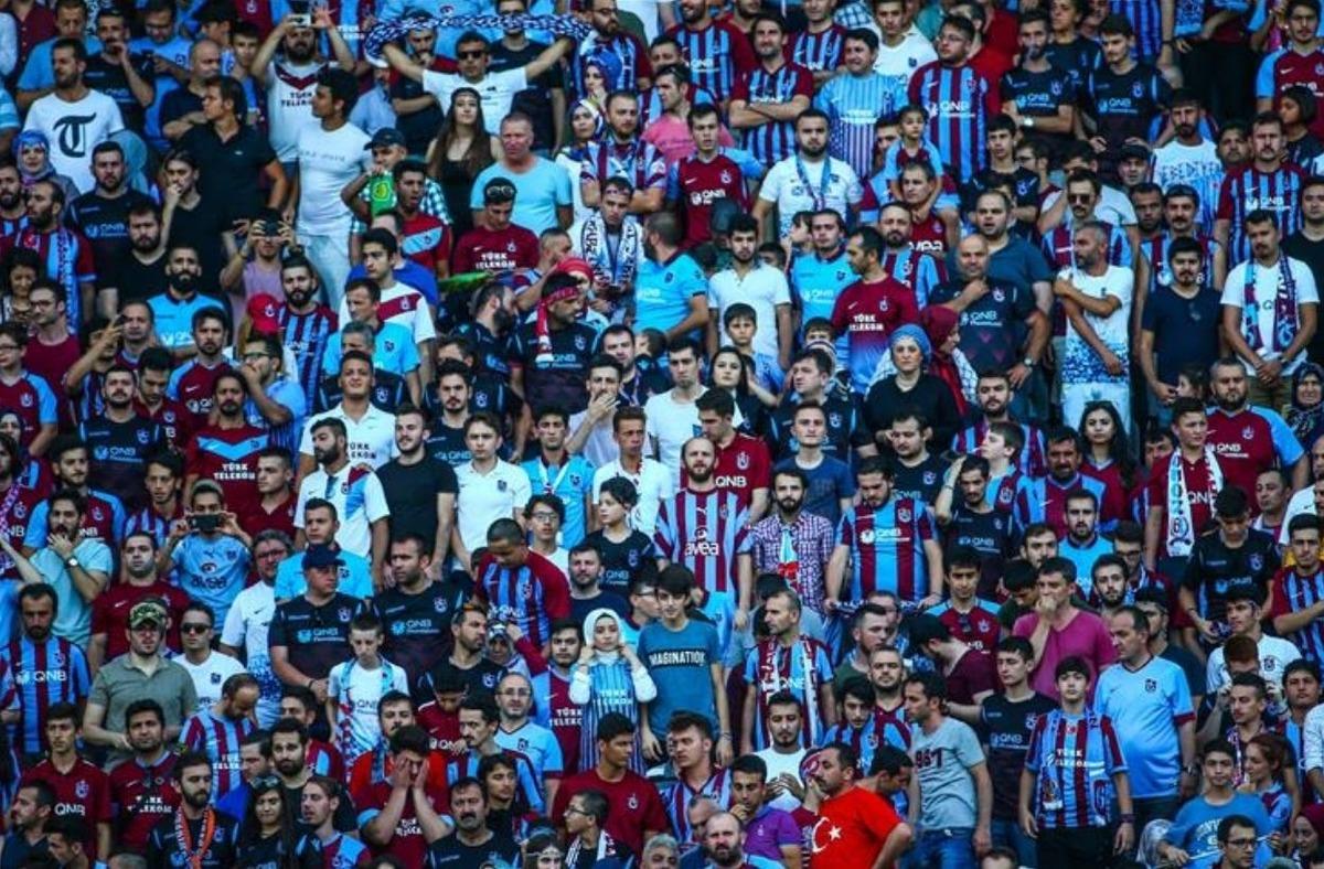 Galatasaray ma&ccedil;ı &ouml;ncesi şehir karıştı! K&ouml;pr&uuml;ye asılan pankart olay oldu: Uğurcan &Ccedil;akır... 2