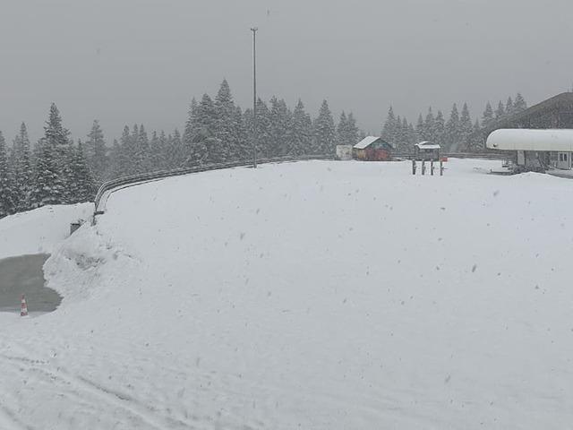 İlkbahar yerini kışa bıraktı, turizm şehri beyaza b&uuml;r&uuml;nd&uuml;