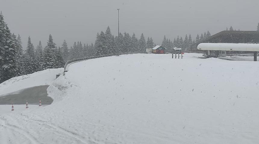 İlkbahar yerini kışa bıraktı, turizm şehri beyaza b&uuml;r&uuml;nd&uuml;