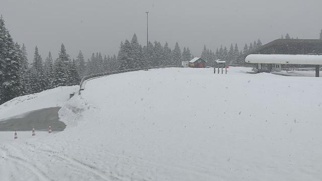 İlkbahar yerini kışa bıraktı, turizm şehri beyaza büründü