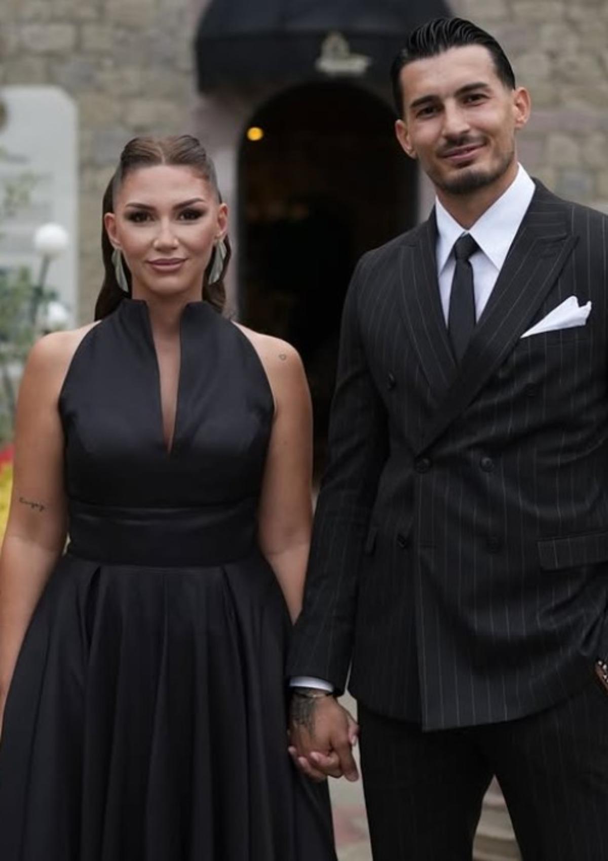 Uğurcan &Ccedil;akır ın eşi K&uuml;bra &Ccedil;akır kendisine gelen mesajları ifşa etti!  Bu son nokta  deyip paylaştı 1