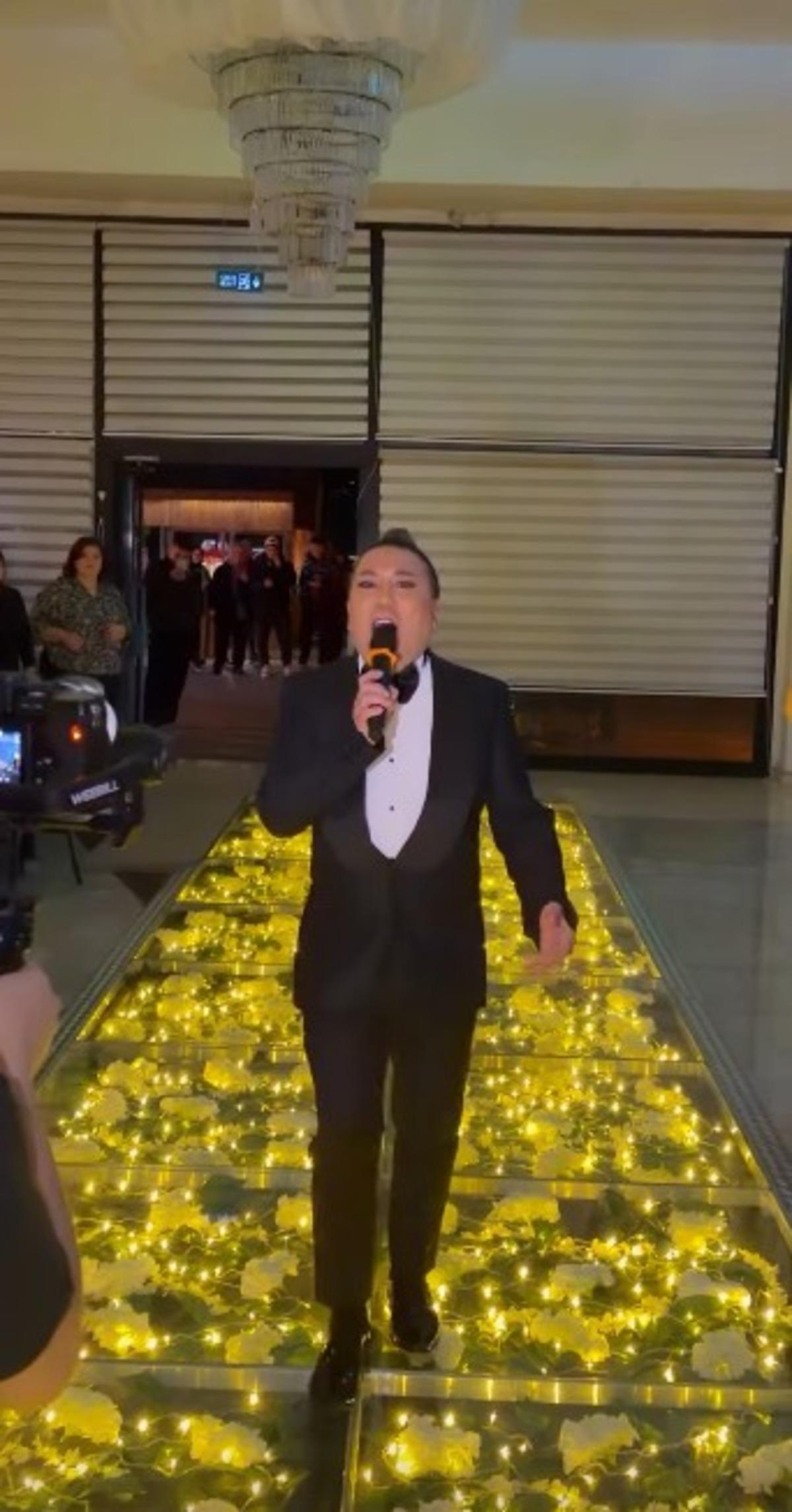  Murat Abi olacağım  olacağım demişti! Murat &Ouml;v&uuml;&ccedil; tahliyesinin ardından ilk sahnesine &ccedil;ıktı 3