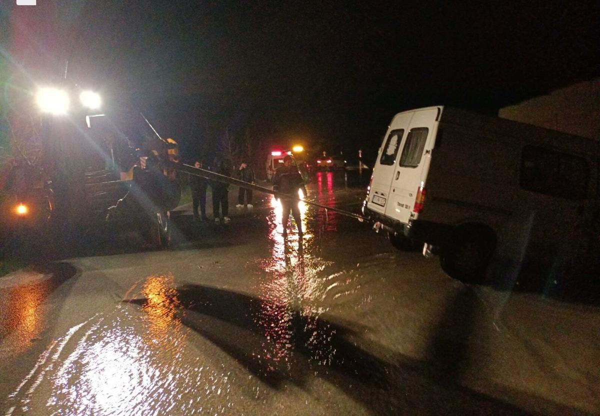 &Ccedil;anakkale de sağanak yağış nedeniyle yollar kapandı 5