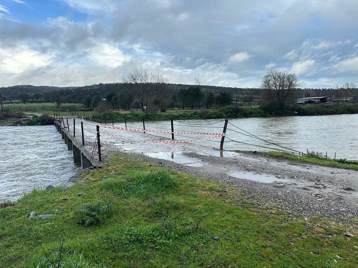 &Ccedil;anakkale de sağanak yağış nedeniyle yollar kapandı 2