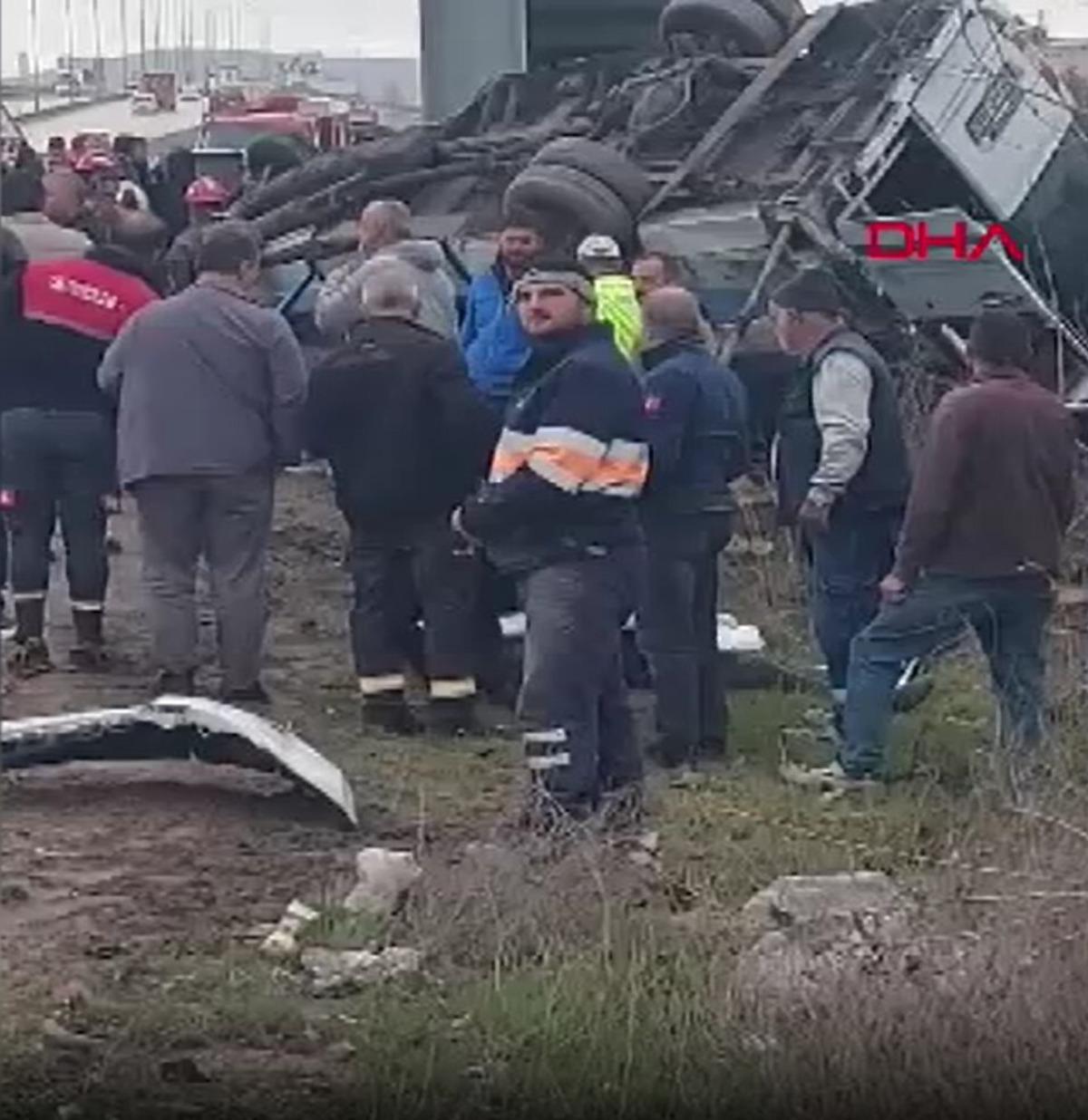 Ankara da katliam gibi kaza! Özel halk otobüsü üst geçite çarptı: 4 ölü, 13 yaralı 1