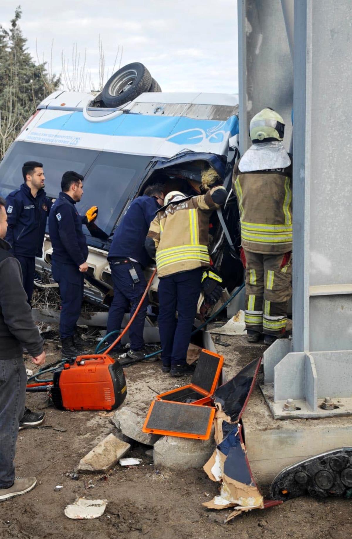Ankara da katliam gibi kaza! &Ouml;zel halk otob&uuml;s&uuml; &uuml;st ge&ccedil;ite &ccedil;arptı: 4 &ouml;l&uuml;, 13 yaralı 4