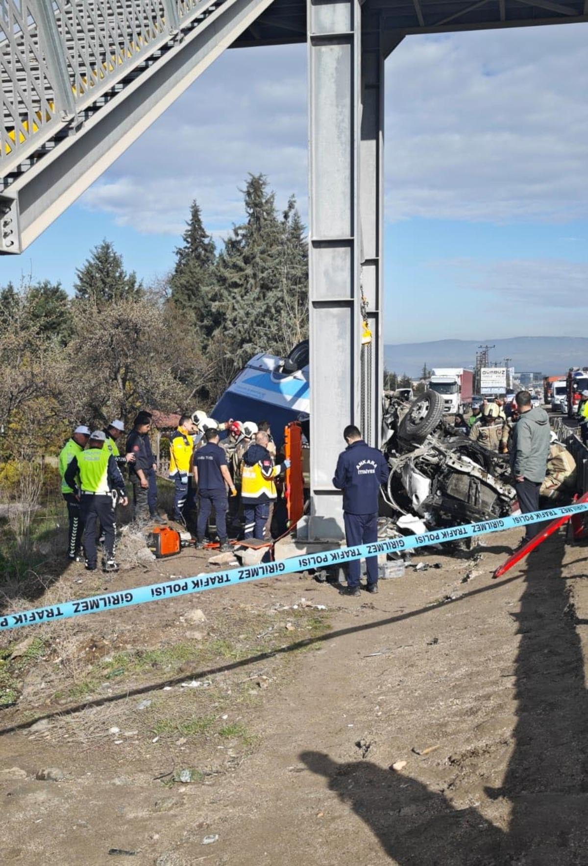 Ankara da katliam gibi kaza! &Ouml;zel halk otob&uuml;s&uuml; &uuml;st ge&ccedil;ite &ccedil;arptı: 4 &ouml;l&uuml;, 13 yaralı 3