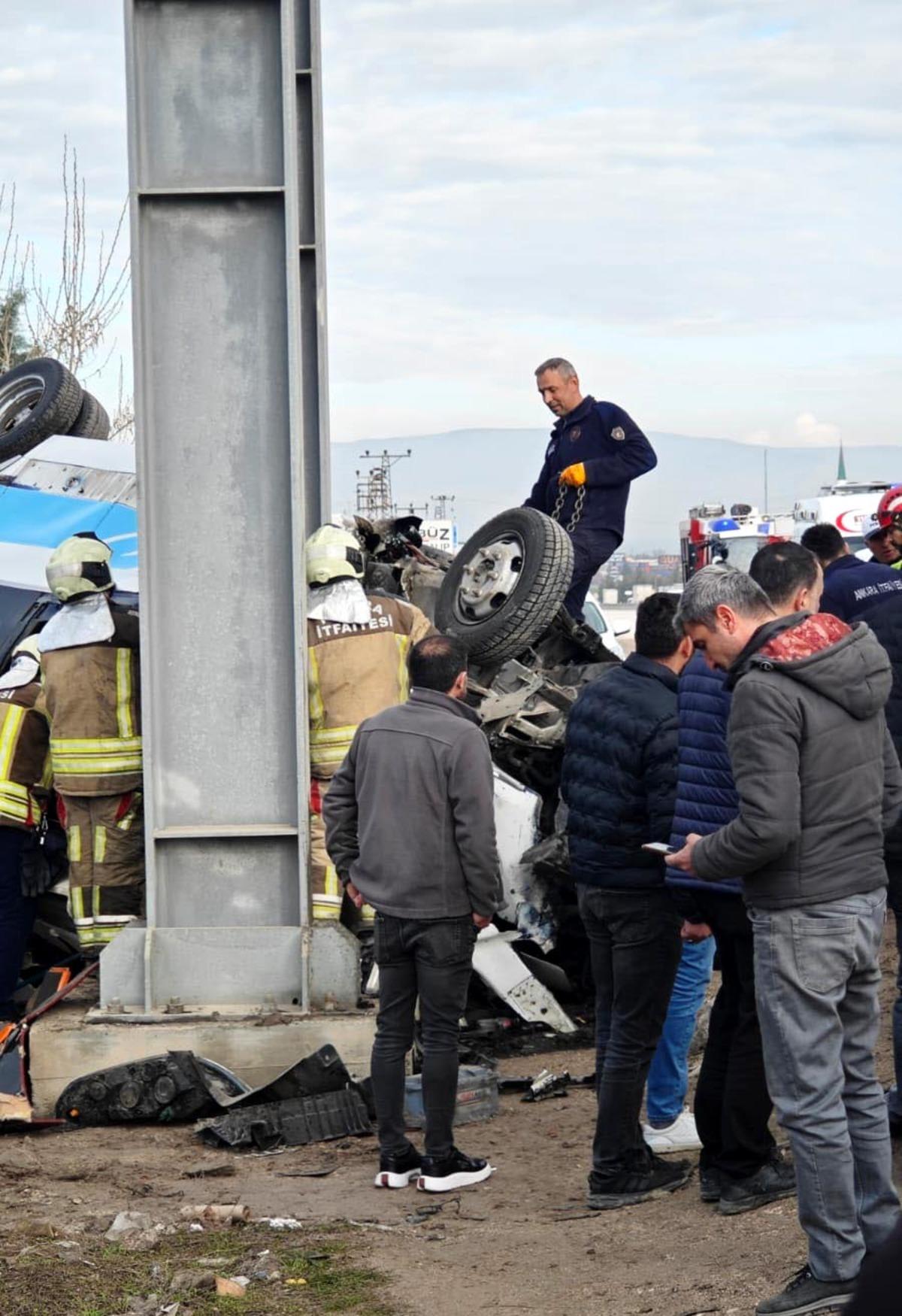 Ankara da katliam gibi kaza! &Ouml;zel halk otob&uuml;s&uuml; &uuml;st ge&ccedil;ite &ccedil;arptı: 4 &ouml;l&uuml;, 13 yaralı 2