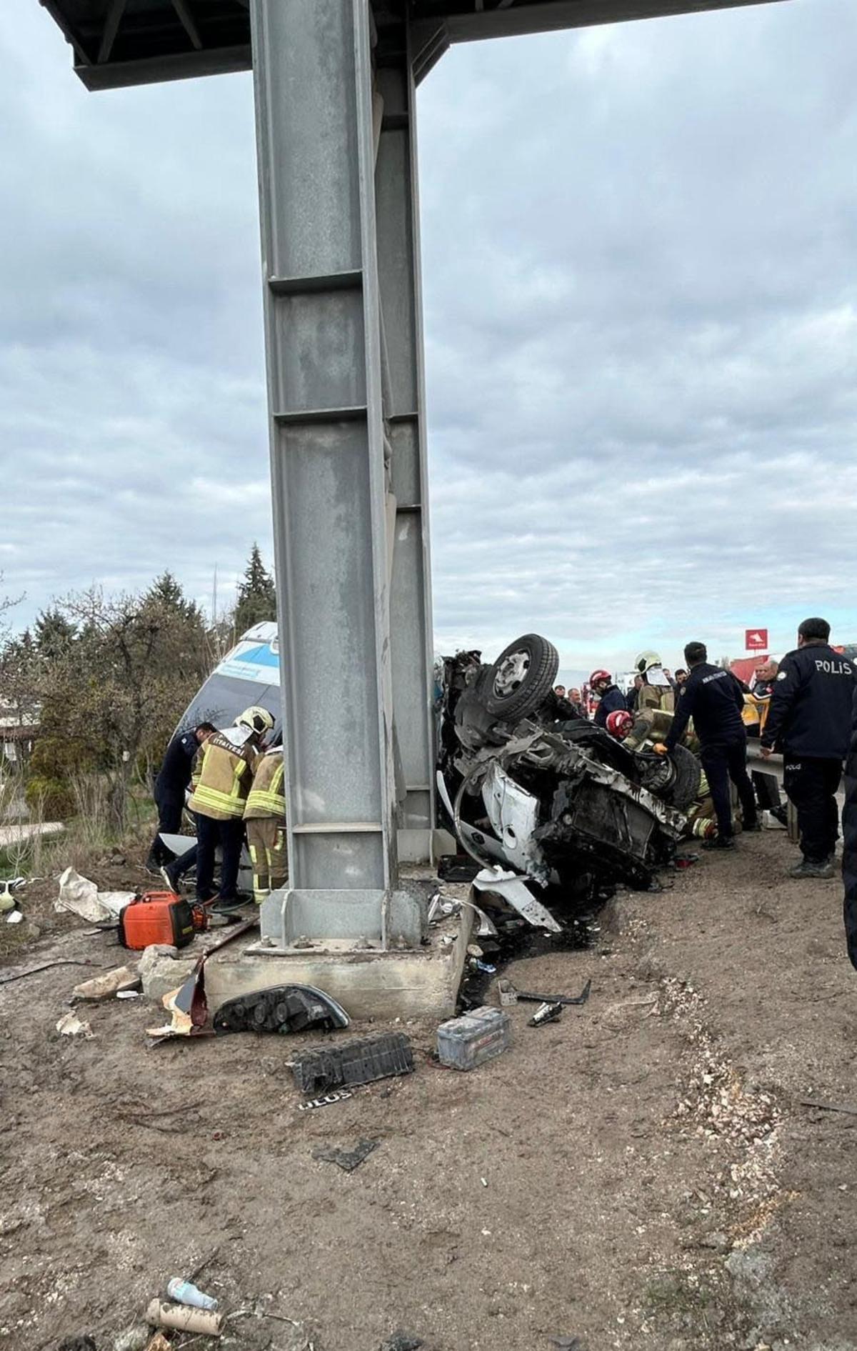 Ankara da katliam gibi kaza! &Ouml;zel halk otob&uuml;s&uuml; &uuml;st ge&ccedil;ite &ccedil;arptı: 4 &ouml;l&uuml;, 13 yaralı 5