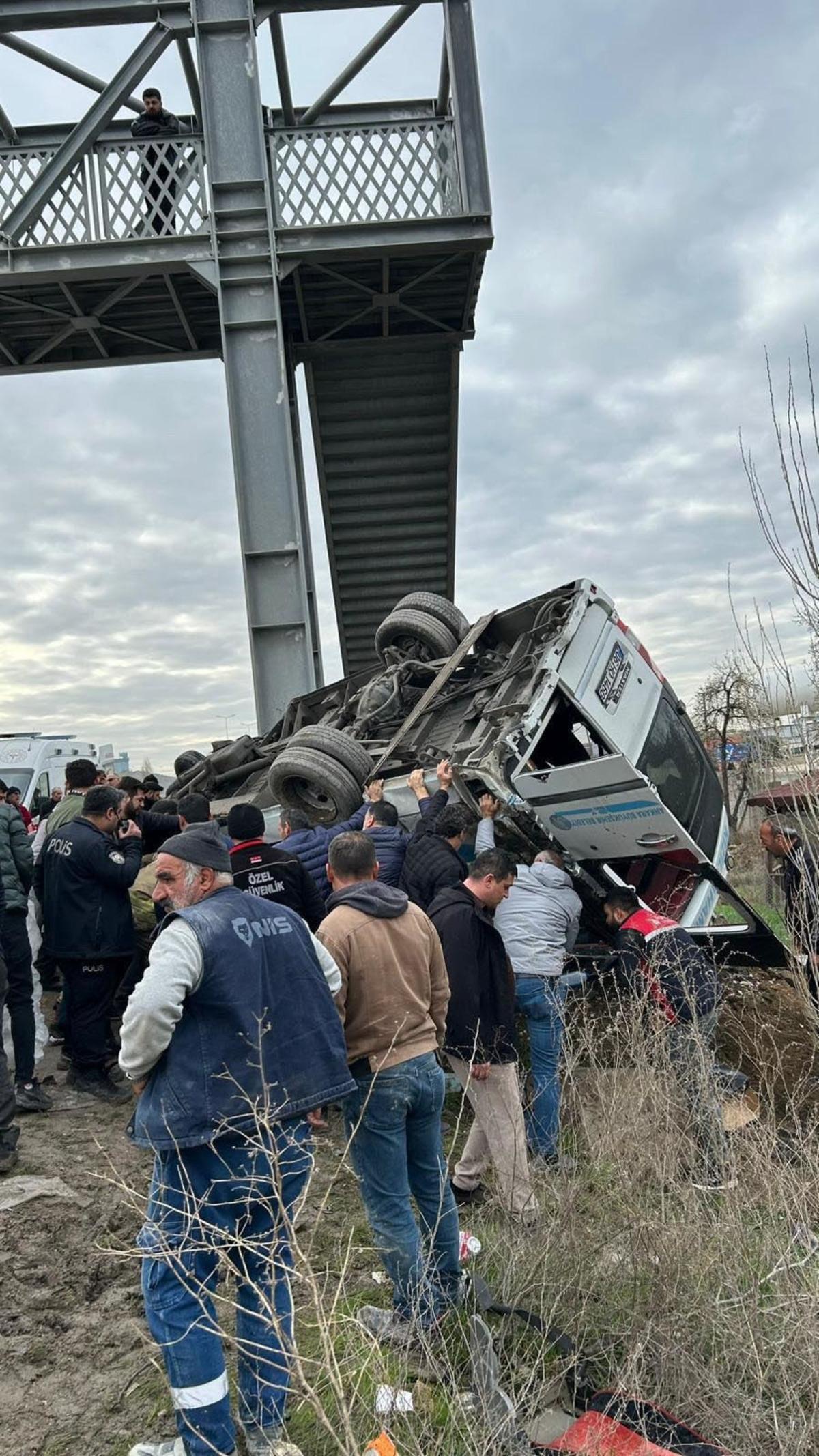 Ankara da katliam gibi kaza! &Ouml;zel halk otob&uuml;s&uuml; &uuml;st ge&ccedil;ite &ccedil;arptı: 4 &ouml;l&uuml;, 13 yaralı 1