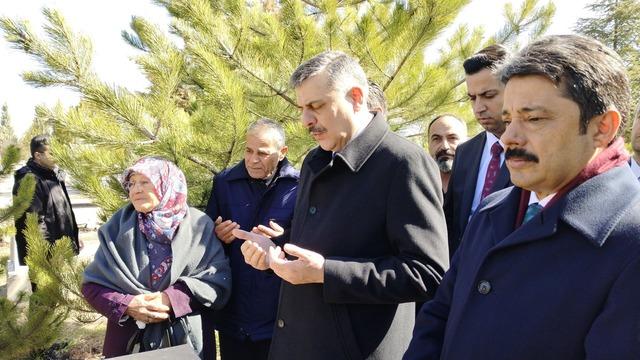 İ&ccedil;işleri Bakanı, Neşet Ertaş ın kabrini ziyaret etti 4