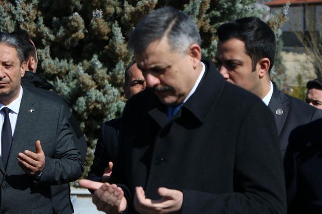 İ&ccedil;işleri Bakanı, Neşet Ertaş ın kabrini ziyaret etti 2