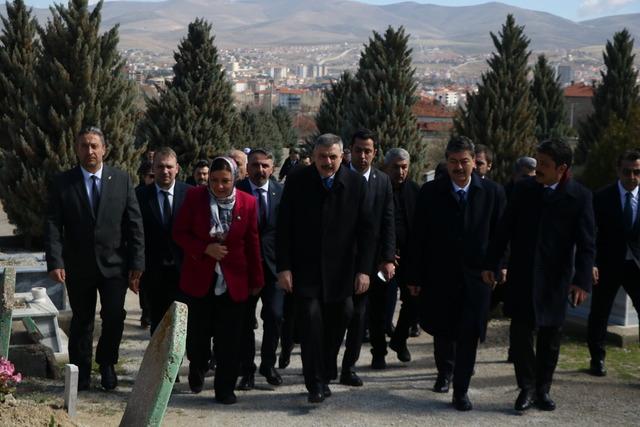 İ&ccedil;işleri Bakanı, Neşet Ertaş ın kabrini ziyaret etti 1