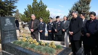 İçişleri Bakanı, Neşet Ertaş'ın kabrini ziyaret etti