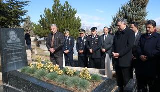 İ&ccedil;işleri Bakanı, Neşet Ertaş'ın kabrini ziyaret etti