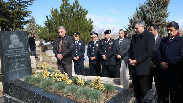İçişleri Bakanı, Neşet Ertaş'ın kabrini ziyaret etti