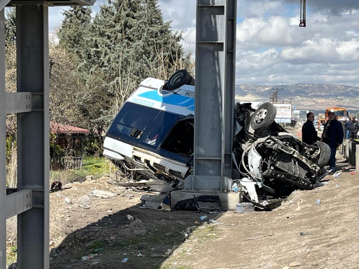 5 kişinin hayatını kaybettiği kazanın görüntüleri ortaya çıktı! 3