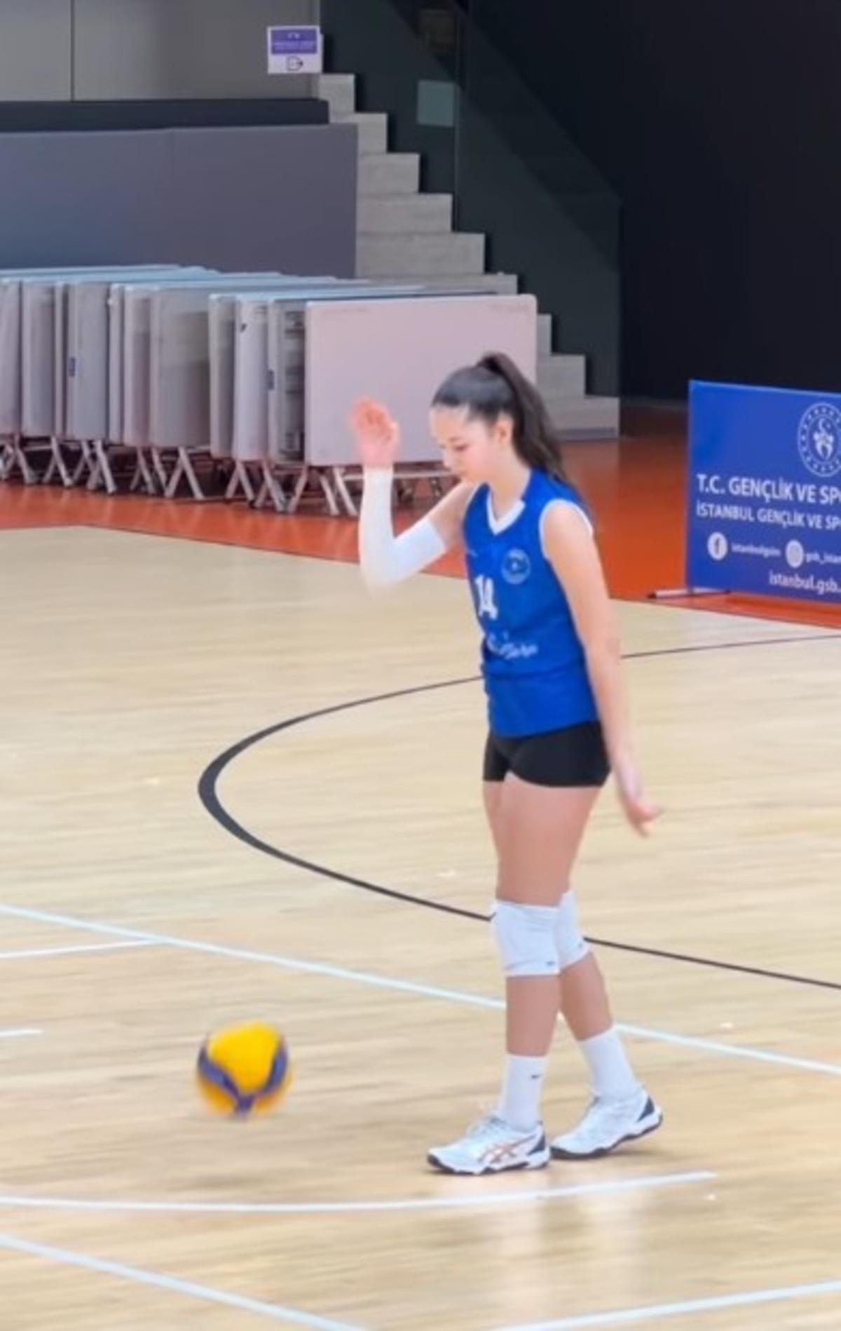 İbrahim Tatlıses in en k&uuml;&ccedil;&uuml;k &ccedil;ocuğu Elif Ada kocaman oldu! Doğum g&uuml;n&uuml; kutlaması g&uuml;ndemde 3