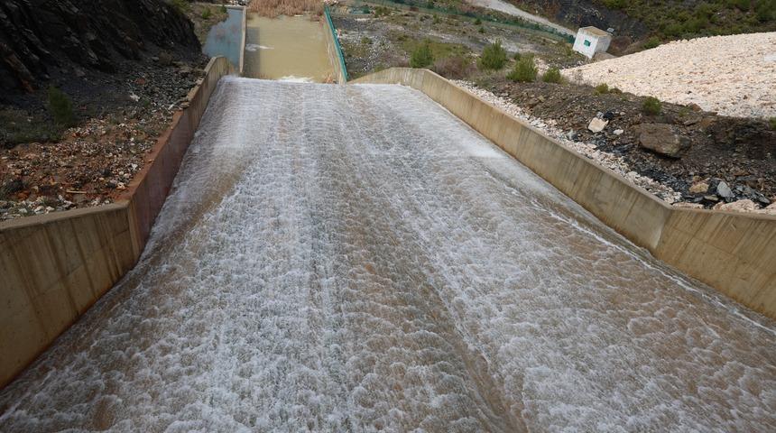Baraj doldu maksimuma ulaştı, kapaklar a&ccedil;ıldı: Su tahliyesi başladı