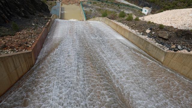 Baraj doldu maksimuma ulaştı, kapaklar açıldı: Su tahliyesi başladı