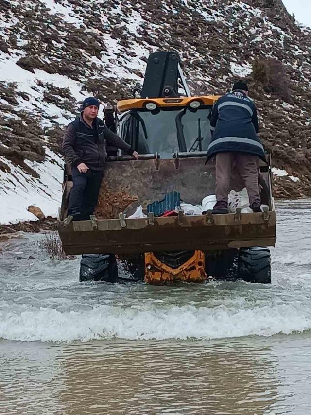 Konya’da göle dönen yolda araçta mahsur kalan aile kurtarıldı 1