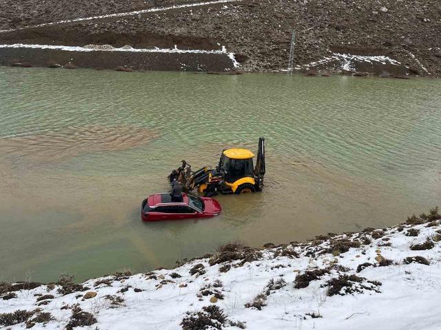 Konya’da göle dönen yolda araçta mahsur kalan aile kurtarıldı 2