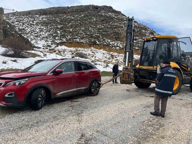 Konya’da göle dönen yolda araçta mahsur kalan aile kurtarıldı 3