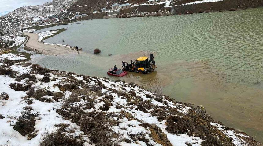 Konya&rsquo;da g&ouml;le d&ouml;nen yolda ara&ccedil;ta mahsur kalan aile kurtarıldı