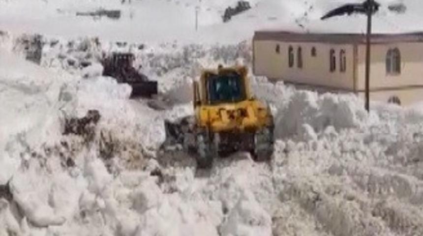 Nemrut&rsquo;ta kar 5 metreyi buldu