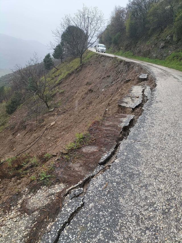 Aydın da sağanak; istinat duvarı &ccedil;&ouml;kt&uuml;, bazı evleri su bastı 3