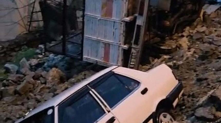 Aydın'da sağanak; istinat duvarı &ccedil;&ouml;kt&uuml;, bazı evleri su bastı