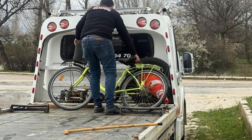 Isparta&rsquo;da kazada 83 yaşındaki bisikletli ağır yaralandı