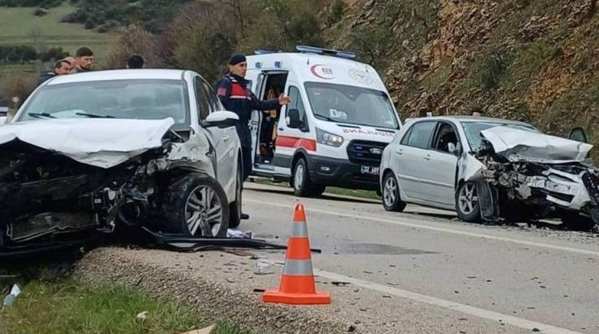 Eğirdir&rsquo;de zincirleme kazada 3 kişi yaralandı