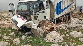 Diyarbakır’da freni boşan hafriyat kamyonu taşlara çarptı: 1 yaralı