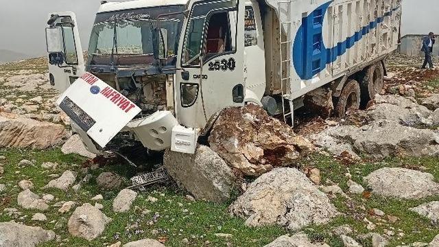 Diyarbakır’da freni boşan hafriyat kamyonu taşlara çarptı: 1 yaralı