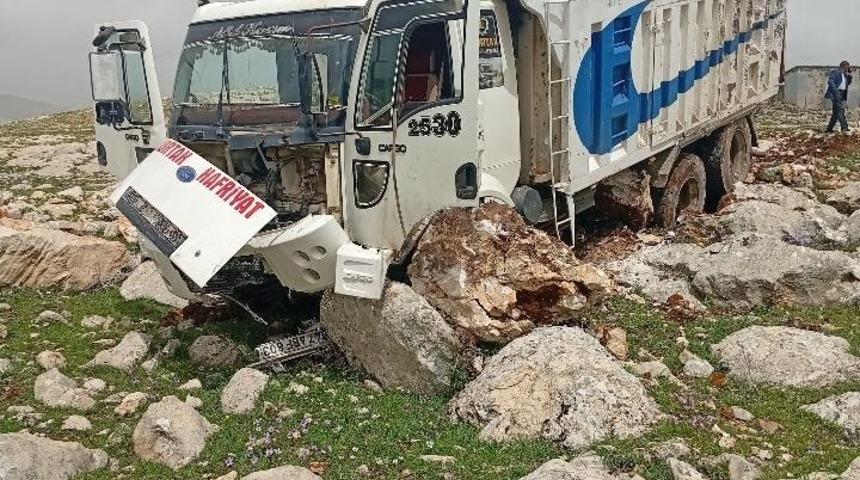 Diyarbakır&rsquo;da freni boşan hafriyat kamyonu taşlara &ccedil;arptı: 1 yaralı