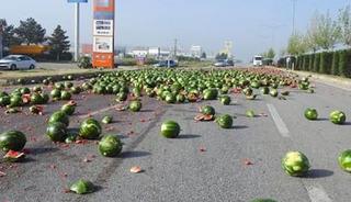Van'da devrilen tırın dorsesindeki tonlarca karpuz zarar g&ouml;rd&uuml;