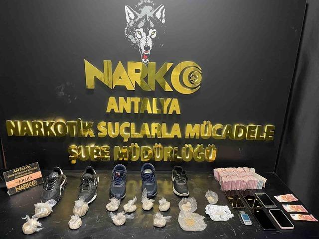 İl emniyet m&uuml;d&uuml;r&uuml;n&uuml;n y&ouml;nettiği operasyonda &ccedil;ok miktarda uyuşturucu madde ele ge&ccedil;irildi 13