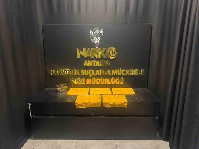 İl emniyet m&uuml;d&uuml;r&uuml;n&uuml;n y&ouml;nettiği operasyonda &ccedil;ok miktarda uyuşturucu madde ele ge&ccedil;irildi 10