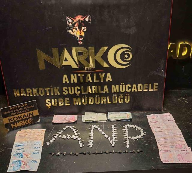 İl emniyet m&uuml;d&uuml;r&uuml;n&uuml;n y&ouml;nettiği operasyonda &ccedil;ok miktarda uyuşturucu madde ele ge&ccedil;irildi 9