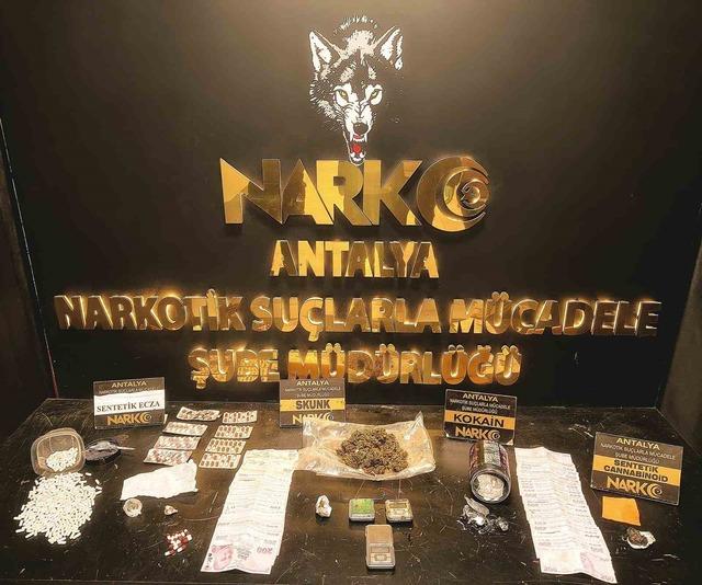 İl emniyet m&uuml;d&uuml;r&uuml;n&uuml;n y&ouml;nettiği operasyonda &ccedil;ok miktarda uyuşturucu madde ele ge&ccedil;irildi 8