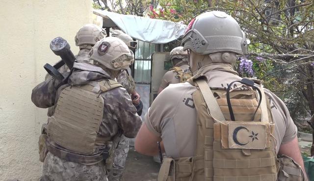 İl emniyet m&uuml;d&uuml;r&uuml;n&uuml;n y&ouml;nettiği operasyonda &ccedil;ok miktarda uyuşturucu madde ele ge&ccedil;irildi 5