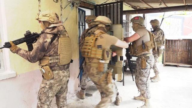 İl emniyet m&uuml;d&uuml;r&uuml;n&uuml;n y&ouml;nettiği operasyonda &ccedil;ok miktarda uyuşturucu madde ele ge&ccedil;irildi 1
