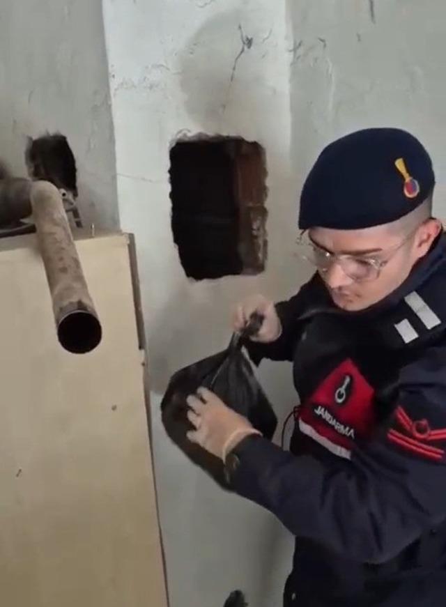 Evinde 2 bin 200 adeç sentetik hap ele geçirilen şahıs tutuklandı 1