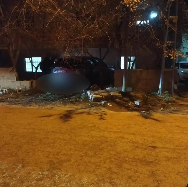 Kontrolden &ccedil;ıkan otomobil bah&ccedil;e duvarını yıkarak eve &ccedil;arptı: 1 yaralı 1