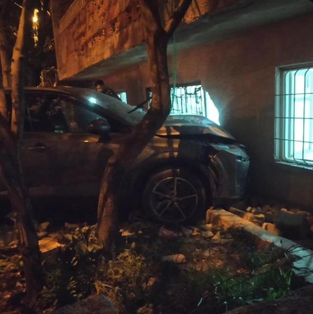 Kontrolden &ccedil;ıkan otomobil bah&ccedil;e duvarını yıkarak eve &ccedil;arptı: 1 yaralı 2