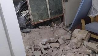 Kontrolden &ccedil;ıkan otomobil bah&ccedil;e duvarını yıkarak eve &ccedil;arptı: 1 yaralı